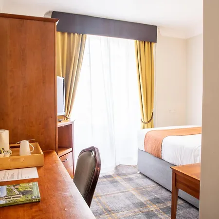 Arnos Manor 3*