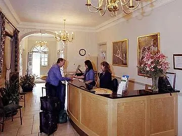 Arnos Manor 3*