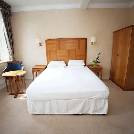 Arnos Manor Hotel 3*