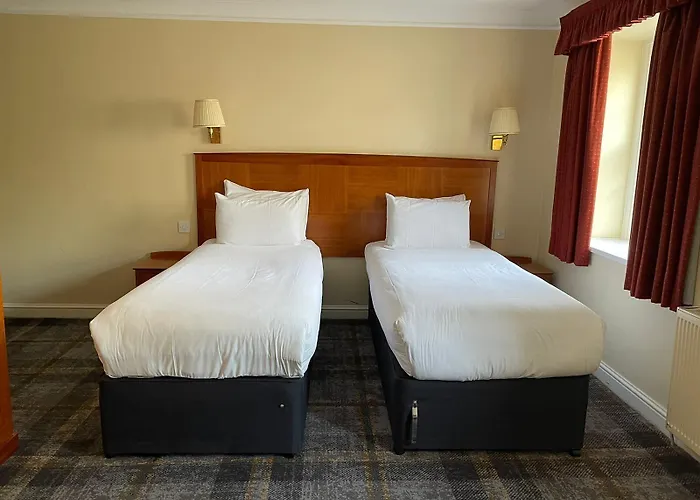 Отель Arnos Manor 3*