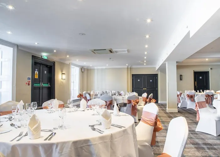 Готель Arnos Manor 3*