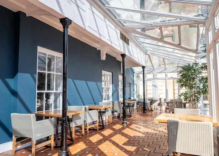 Arnos Manor فندق