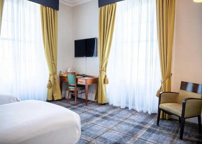 Arnos Manor فندق