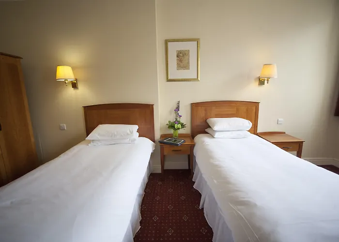 Отель Arnos Manor 3*