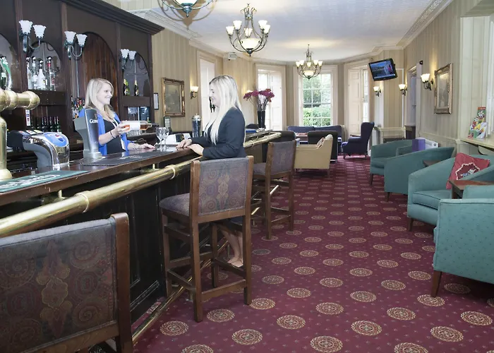 Arnos Manor Отель